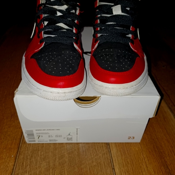 Nike - Picture 2 of 5